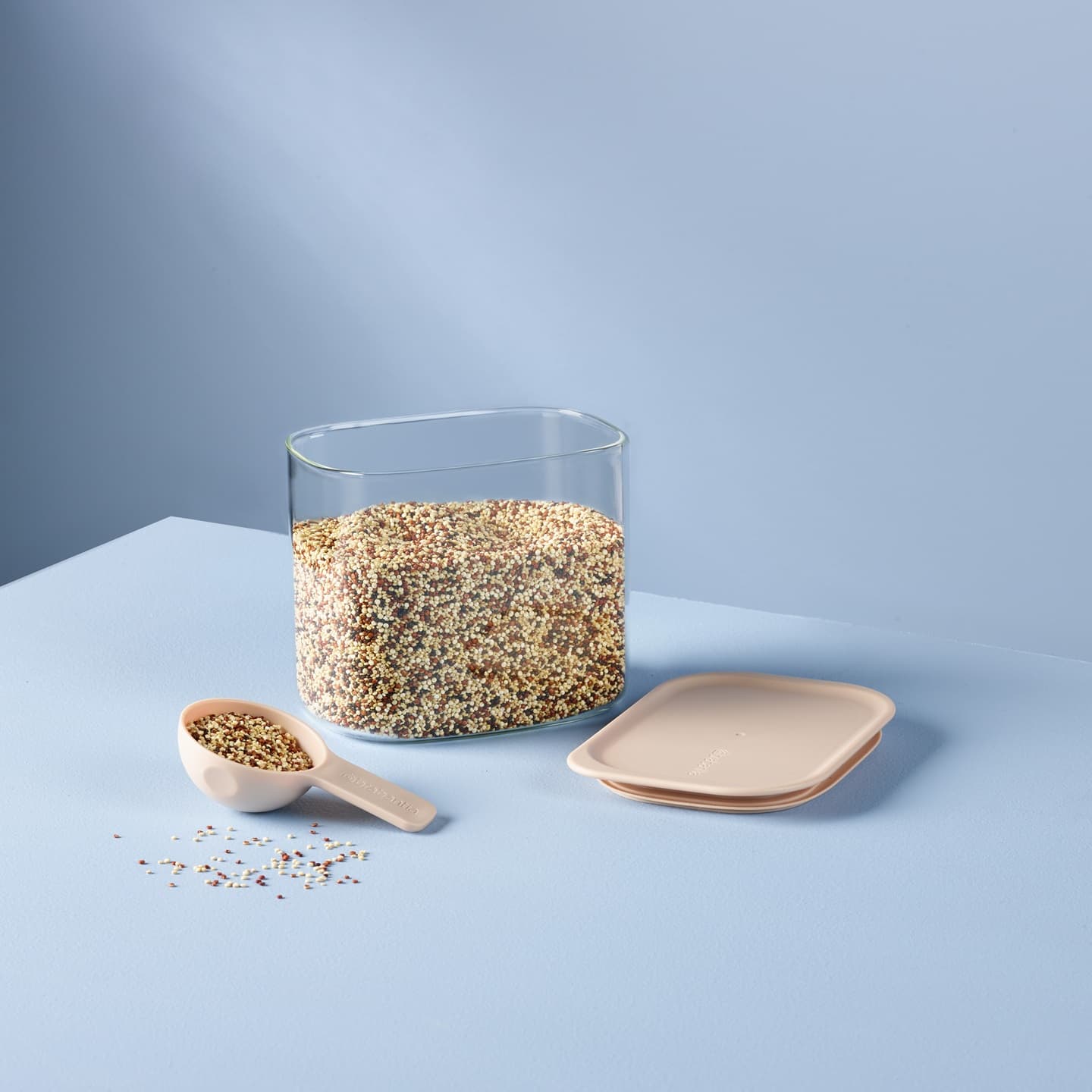 Bannière de défi L'essentiel du garde-manger : le récipient 1,3 L avec cuillère à mesurer